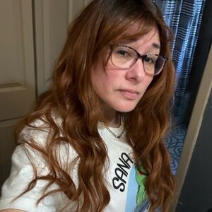 Beautiful long curled  auburn wig. NWT by shining yourself